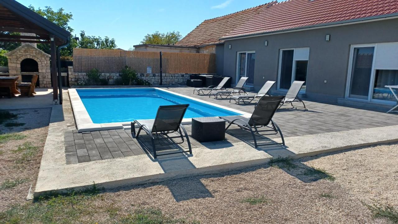 Olive Tree House With Jacuzzi, Wifi And 40M2 Pool Villa Siritovci Kültér fotó