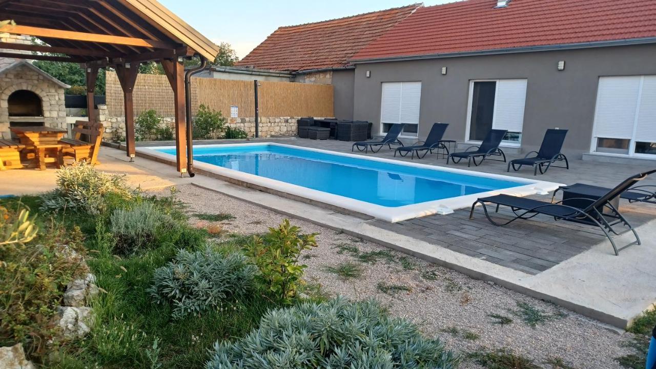 Olive Tree House With Jacuzzi, Wifi And 40M2 Pool Villa Siritovci Kültér fotó